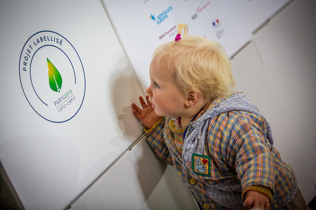 child looking at COP21 logo